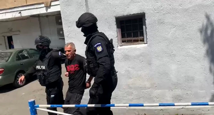 Un-deinut-a-vrut-s-se-arunce-de-la-etajul-7-al-unui-bloc-din-centrul-Craiovei-Nu-m-ntorc-n-pucrie