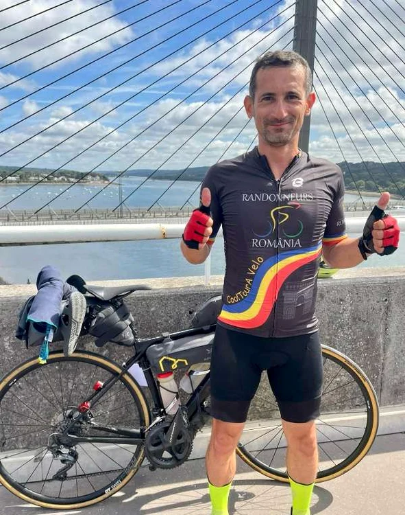 Un-poliist-romn-a-pedalat-1200-de-kilometri-n-85-de-ore-A-participat-la-o-celebr-competiie-din-ciclismul-de-anduran-mondial