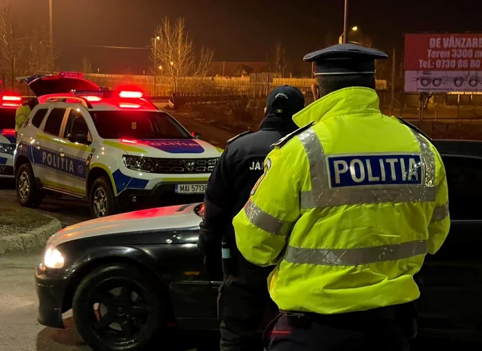 Un-tnr-aflat-but-la-volan-nu-a-oprit-la-semnalele-poliitilor-i-a-acroat-un-autoturism-n-timp-ce-era-urmrit