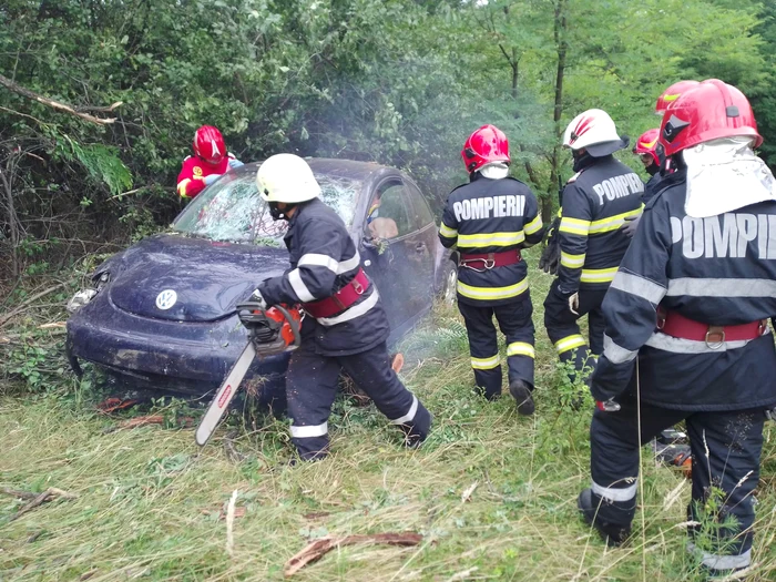 Ziua-i-accidentul-pe-oselele-din-Vlcea-Descarcerarea-a-scos-oferul-dintr-o-main-rsturnat-pe-Dealul-Negru-FOTO