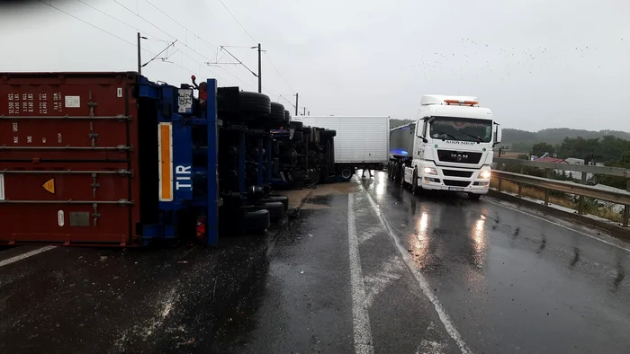 oferul-unui-TIR-ncrcat-cu-ampanie-a-murit-n-accident-A-ratat-o-curb-vehiculul-s-a-rsturnat-i-a-intrat-ntr-o-autoutilitar