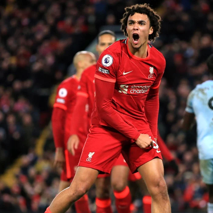 Alexander-Arnold-accident-teribil-Fotbalistul-lui-Liverpool-la-un-pas-s-fie-strivit-de-un-stlp-smuls-de-vnt