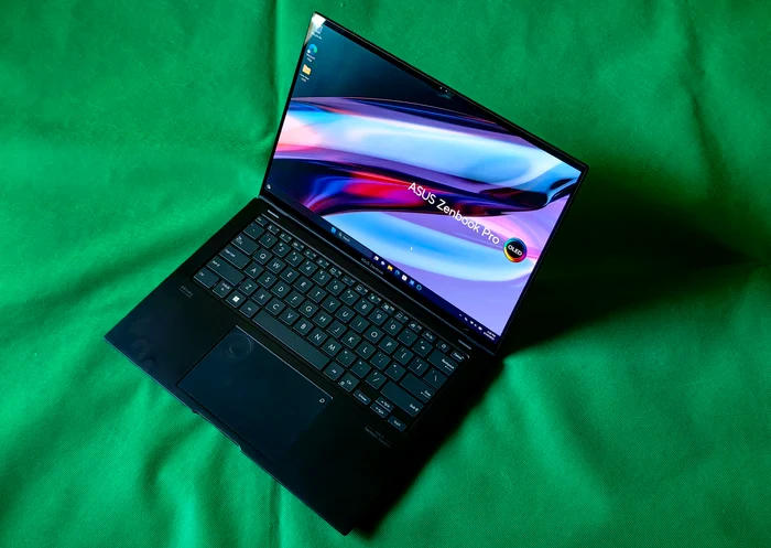 Asus-Zenbook-Pro-14-OLED-laptop-high-end-pentru-creatorii-de-coninut-TECH-REVIEW