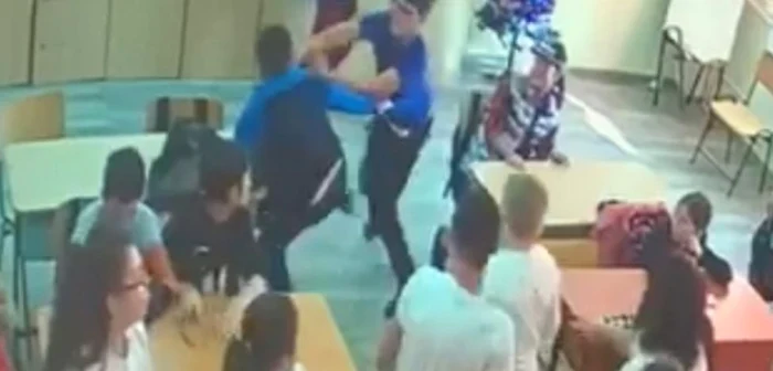 Btaie-ntr-un-liceu-din-Trgovite-Biat-de-15-ani-agresat-de-trei-colegi-de-clas