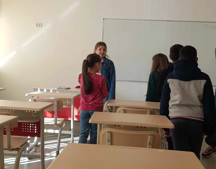 Ce-a-fcut-de-Ziua-Mondial-a-Educaiei-un-fost-profesor-actualmente-primar-FOTO-