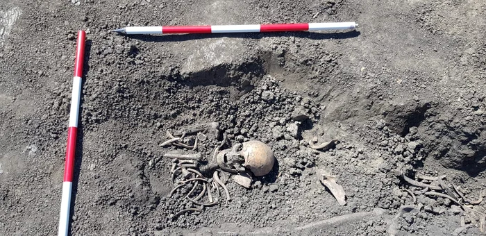 Cel-mai-mare-cimitir-medieval-din-zona-Buzului-descoperit-n-urma-unor-excavri-O-sut-de-morminte-sunt-n-studiu
