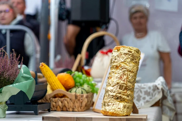 Cine-este-romnul-care-a-pltit-1000-de-lei-pe-un-kurtos-Este-poleit-cu-foi-comestibil-de-aur-de-24-de-karate