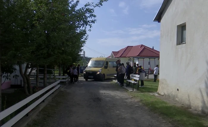 Copii-obligai-la-navet-pentru-c-le-au-fost-desfiinate-colile-Se-trezesc-n-zori-ajung-la-coal-la-ora-7-i-stau-o-or-degeaba-