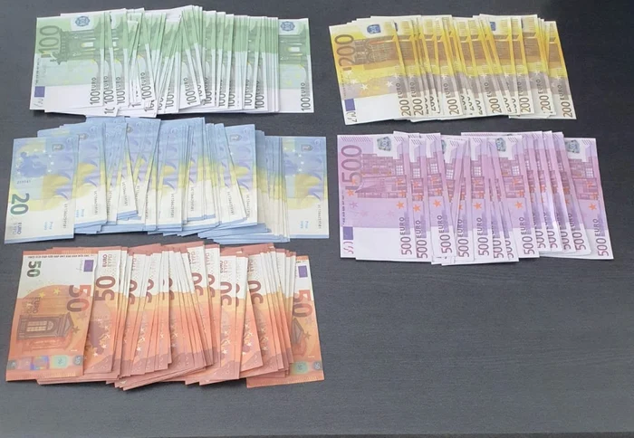 Cumprturi-cu-bancnote-de-100-de-lei-false-fcute-de-dou-tinere-Ce-au-gsit-poliitii-n-sacoele-lor