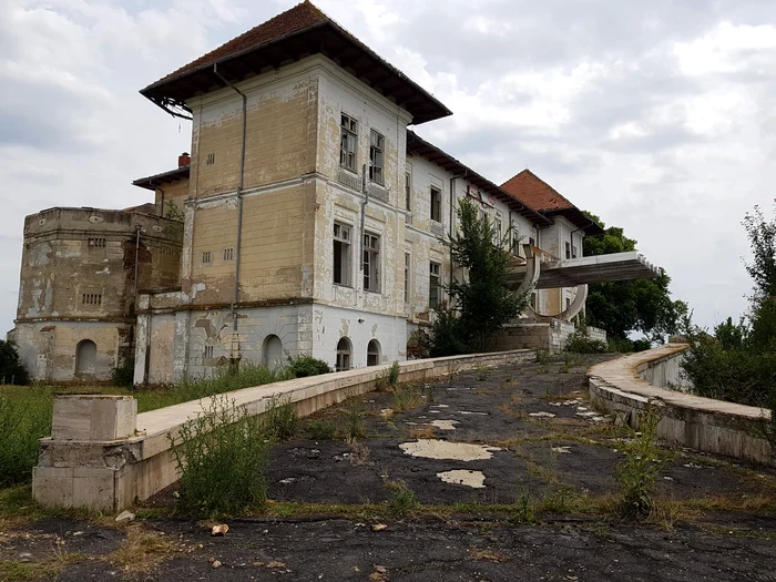 De-la-lux-i-aristocraie-la-grajd-pentru-capre-i-vite-Cum-s-ar-putea-schimba-destinul-tulburtor-al-Palatului-de-la-igneti-
