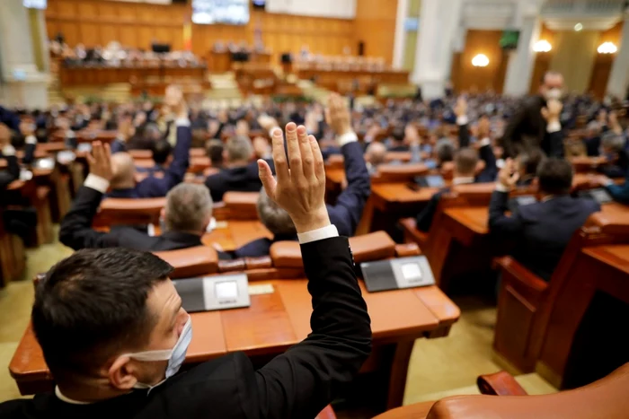 Deputaii-raport-favorabil-pentru-pensiile-speciale-n-comisiile-de-specialitate-Votul-decizional-la-ora-1600