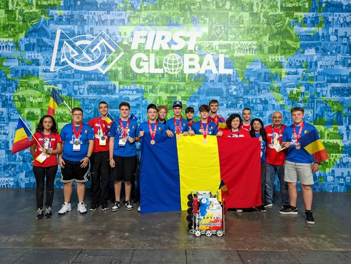 Echipa-de-robotic-din-Romnia-se-ntoarce-acas-din-Singapore-cu-dou-medalii-olimpice-i-dou-prestigioase-premii-FOTO-