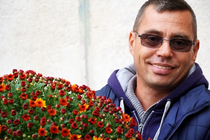 Florin-romnul-care-planteaz-flori-la-spitalul-la-care-a-lucrat-mama-lui-M-am-ntors-bolnav-din-strintate-dar-florile-mi-au-salvat-viaa