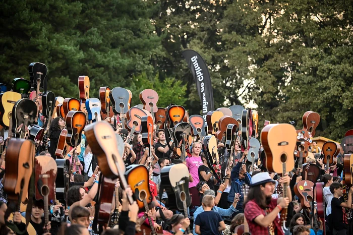 Guitar-Meeting-ajunge-la-Timioara-Peste-350-de-chitariti-din-toat-ara-vor-cnta-n-sincron-n-Piaa-Libertii