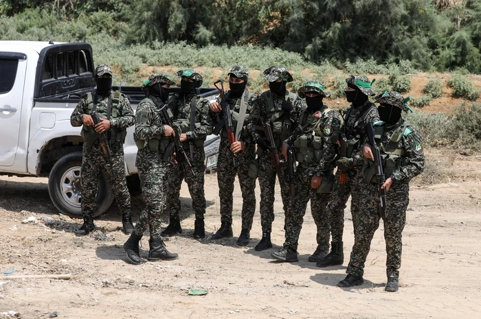 Hamas-difuzeaz-imagini-cu-ostatici-israelieni-UE-cere-eliberarea-lor