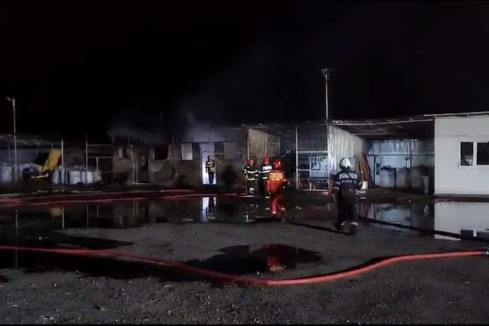 Incendiu-la-un-depozit-de-carburani-din-Prahova-Focul-stins-dup-ore-bune