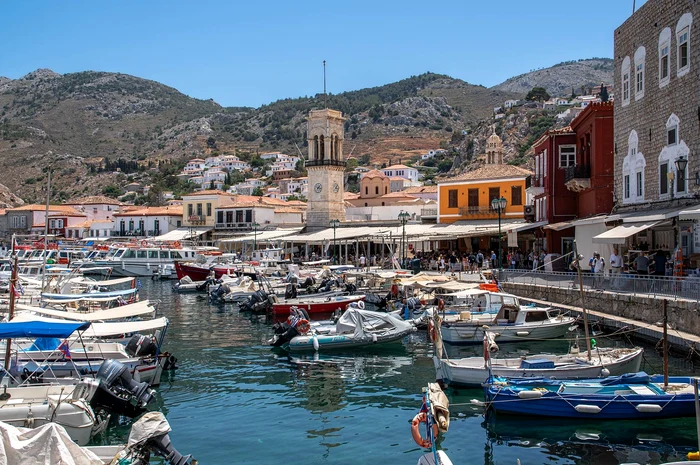 Insula-din-Grecia-pe-care-sunt-interzise-mainile-Ce-folosesc-localnicii