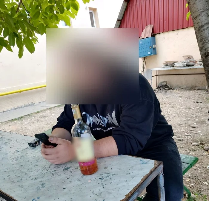 Licean-prins-n-timp-ce-trgea-la-msea-n-incinta-colii-Desfcuse-o-sticl-de-vin-i-se-juca-pe-telefon-