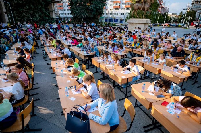Marea-Dictare-de-Ziua-Mondial-a-Educaiei-la-Trgovite-Sute-de-copii-i-prini-au-scris-dup-dictarea-unui-dascl