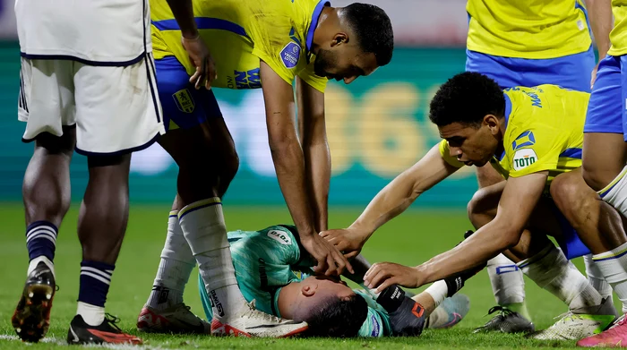 Momente-dramatice-n-Waalwijk---Ajax-Portarul-gazdelor-a-fost-resuscitat-chiar-pe-teren
