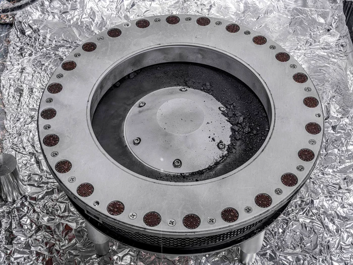 NASA-a-prezentat-primele-imagini-cu-eantioanele-de-pe-asteroidul-Bennu-Conin-ap-i-carbon