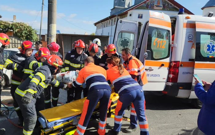 Patru-persoane-ntre-care-doi-copii-rnite-dup-ce-un-autoturism-a-lovit-o-cru-n-Buzu