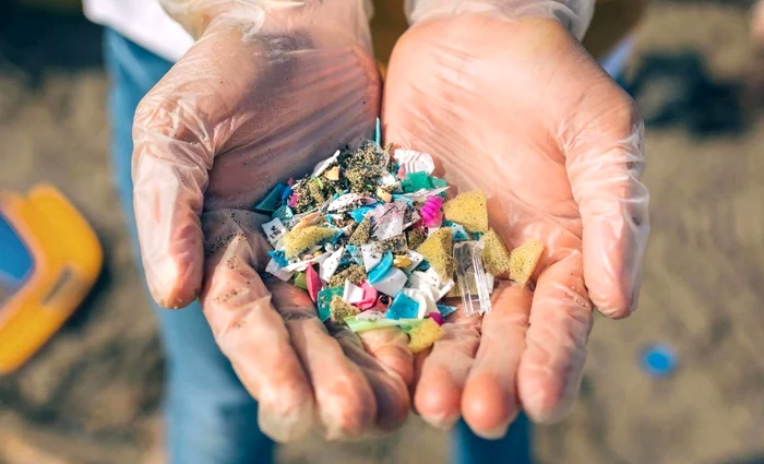 Poluarea-aerului-cu-plastic-Microplasticele-din-nori-ar-putea-agrava-schimbrile-climatice-potrivit-unui-studiu