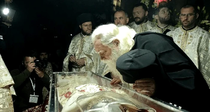 Povestea-impresionant-a-vemintelor-Sfintei-Cuvioase-Parascheva-De-ce-i-sunt-schimbate-de-cinci-ori-pe-an