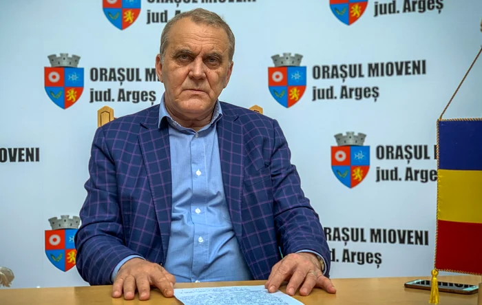 Primarul-oraului-Mioveni-reinut-Este-acuzat-c-ar-fi-cerut-30000-de-euro-pentru-a-favoriza-angajarea-unui-medic