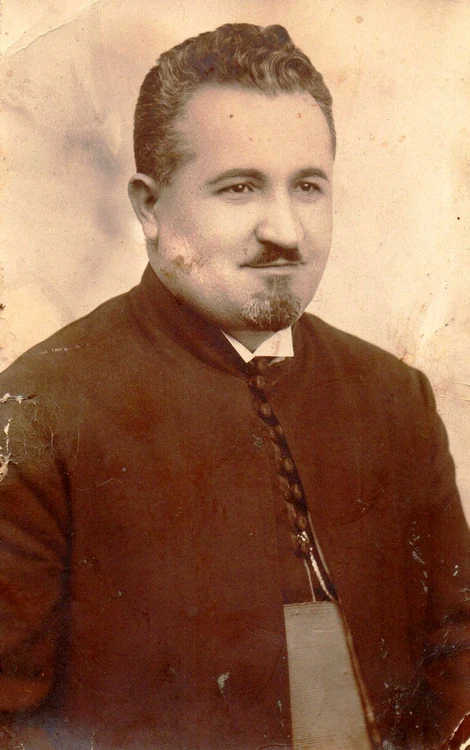 Printe-al-Unirii-Gheorghe-Oprean-preotul-artat-mulimii-la-Alba-Iulia-FOTO-
