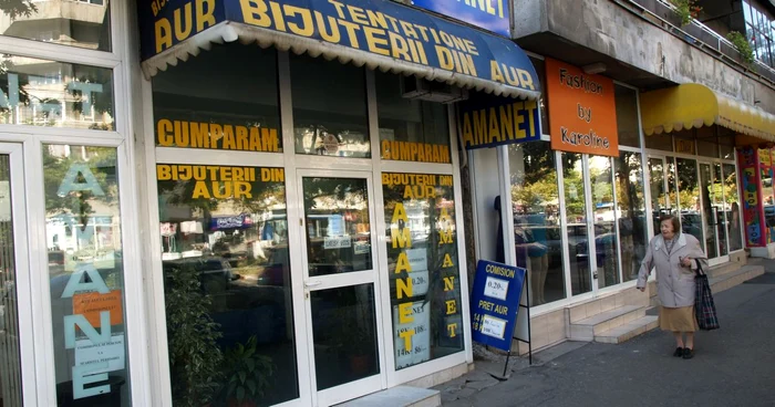 Romnii-i-amaneteaz-tot-mai-mult-obiectele-de-valoare-pentru-a-i-putea-acoperi-cheltuielile