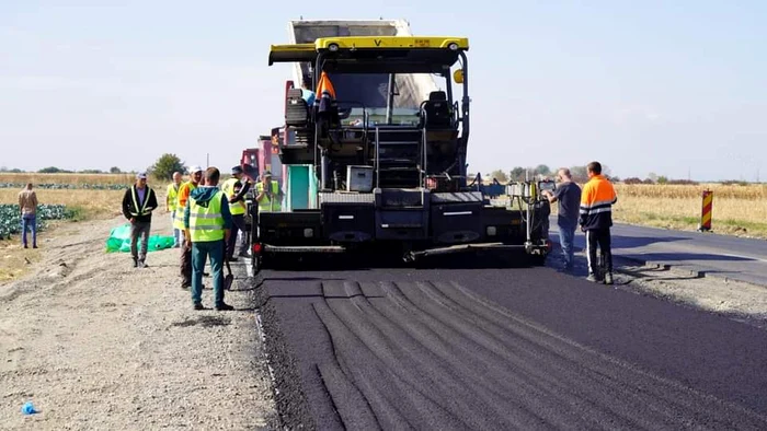 S-a-turnat-primul-strat-de-asfalt-pe-DN-7-sector-de-drum-vital-pentru-judeul-Dmbovia-