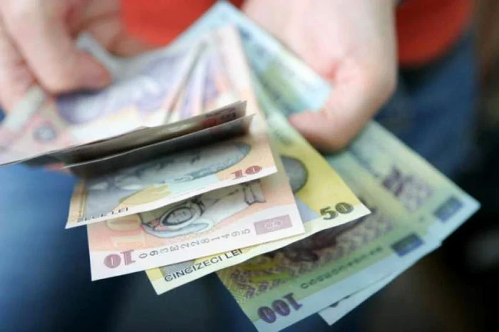 Salariul-minim-brut-pe-ar-crete-la-3300-de-lei-de-la-1-octombrie-Ci-angajai-vor-beneficia-de-majorarea-salariului-de-baz