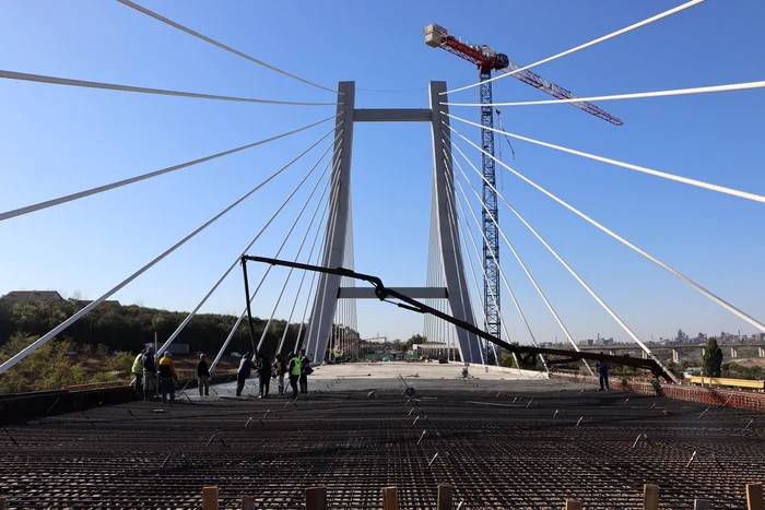 Se-toarn-beton-pe-Podul-Hobanat-din-Galai-zeci-de-maini-transport-uriaa-ncrctur-