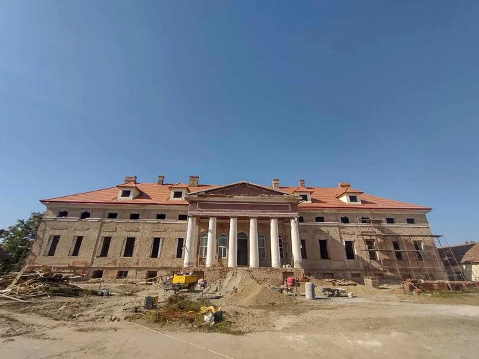 Transformarea-conacului-Mocioni-din-Timi-Comunitii-l-au-sluit-turnnd-beton-peste-marmur-Acum-i-recapt-strlucirea-FOTO