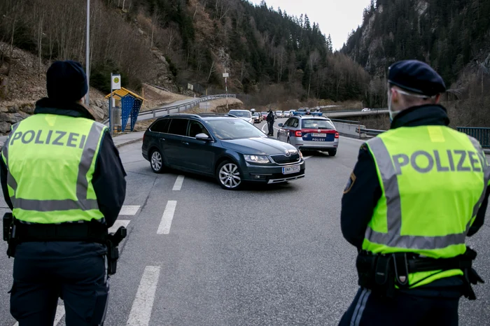 Trei-romni-au-fcut-tot-ce-le-a-stat-n-putin-ca-s-fie-arestai-de-poliitii-austrieci-Maina-are-doar-trei-roi