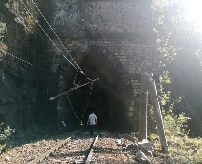 Trenuri-blocate-n-Defileul-Jiului-din-cauza-unor-cderi-de-pietre-Un-stlp-de-la-reeaua-electric-de-transport-a-fost-rupt