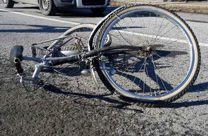 Un-copil-de-13-ani-care-se-plimba-cu-bicicleta-a-fost-lovit-mortal-de-o-main-pe-un-drum-din-Olt