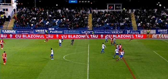 VAR-ul-romnesc-face-nconjurul-lumii-Fotbalist-uitat-cnd-s-a-trasat-linia-ofsaidului