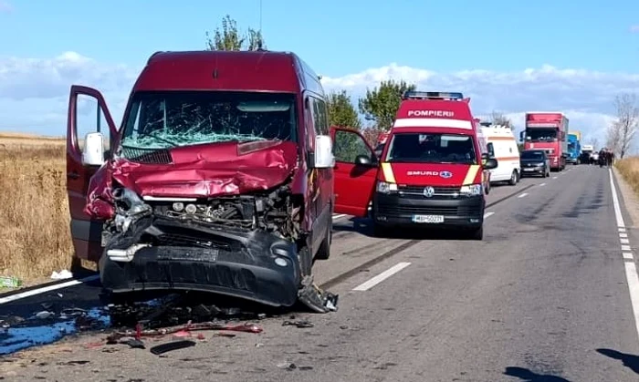 ase-oameni-rnii-n-ciocnirea-dintre-un-autocamion-i-un-microbuz-de-cltori