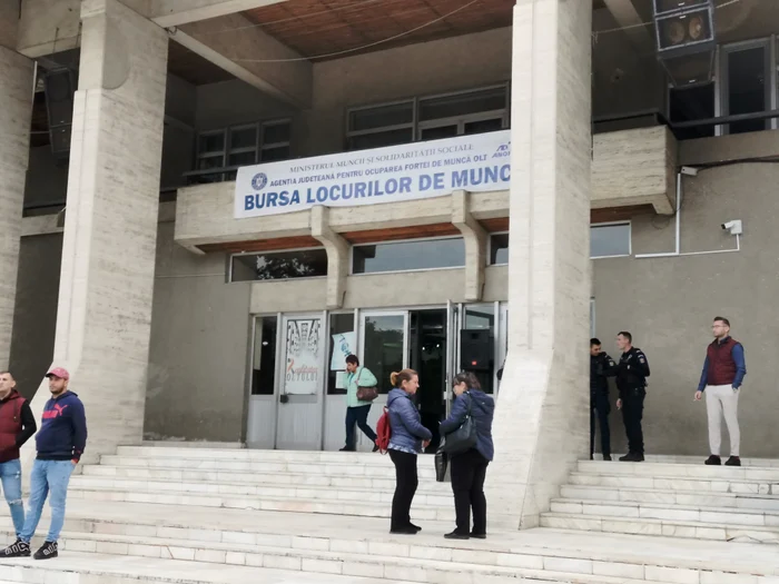 Bursa-de-angajare-din-Romnia-cu-oferte-MAI-i-MApN-Locuri-de-munc-pe-alese-tineri-fr-chef-Nu-tiu-ce-caut-doar-se-plimb-
