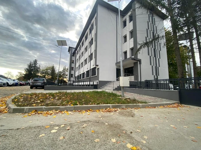 Cel-mai-modern-sediu-de-Poliie-este-la-Piatra-Neam-Poliitii-lucrau-n-internatul-unui-liceu-FOTO