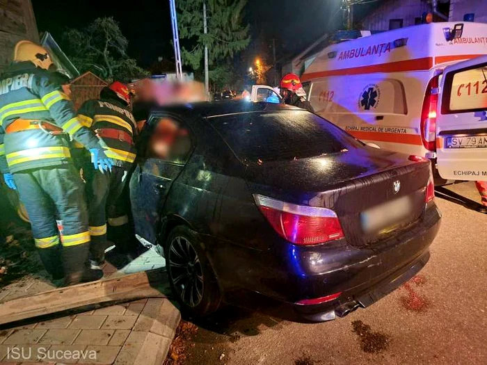 Doi-rnii-printre-care-i-un-copil-de-14-ani-dup-ce-o-main-a-intrat-n-zidul-unei-case-din-Rdui