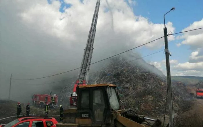 Dosar-penal-dup-izbucnirea-unui-incendiu-la-o-groap-de-gunoi-din-Prahova-cu-degajri-masive-de-fum