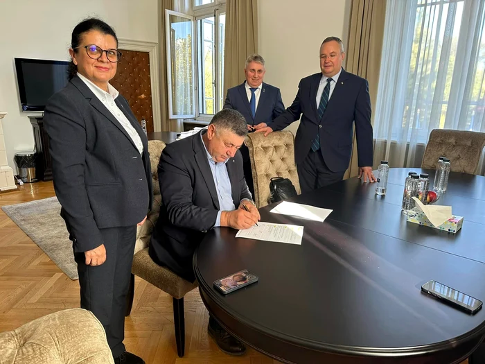 Fostul-primar-al-municipiului-Deva-Mircia-Muntean-a-revenit-n-PNL-A-semnat-adeziunea-n-prezena-efilor-liberali