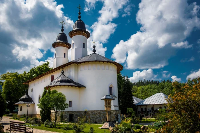 Mnstirea-Vratec-locul-sfnt-unde-i-au-gsit-tihna-mari-personaliti-atrase-de-linitea-patriarhal-din-Munii-Stnioarei-