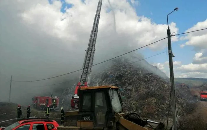 Nor-gros-de-fum-peste-judeul-Prahova-dup-un-incendiu-la-o-groap-de-gunoi-Garda-de-Mediu-confirm-dezastrul