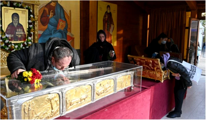 Patriarhia-Romn-Peste-50000-de-pelerini-au-cinstit-Sfintele-Moatele-Sfntului-Cuvios-Dimitrie-cel-Nou