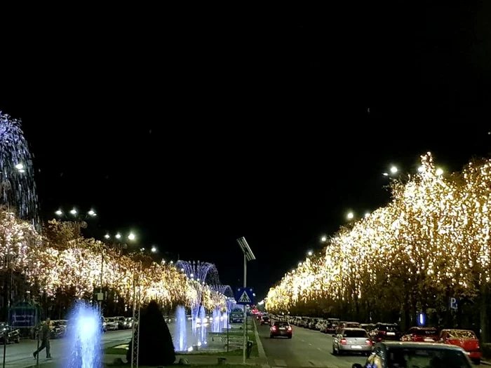 Primria-Capitalei-a-nceput-s-monteze-decoraiunile-pentru-iluminatul-festiv-de-srbtori-Ct-cost-luminiele