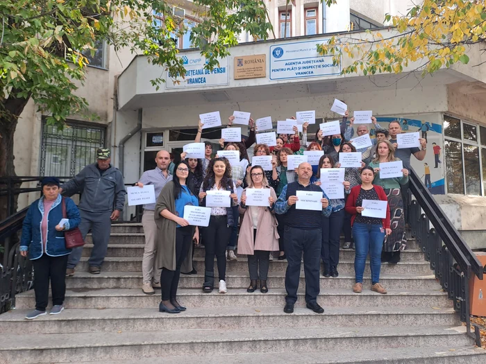 Protest-spontan-al-angajailor-Casei-de-Pensii-Vrancea-Cer-drepturi-salariale-egale-cu-ale-colegilor-din-structura-central